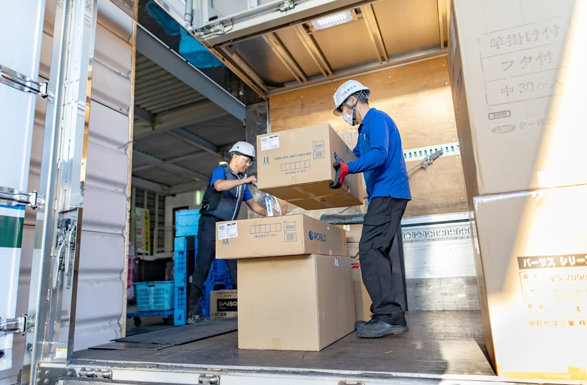 荷物を積み下ろすスタッフ