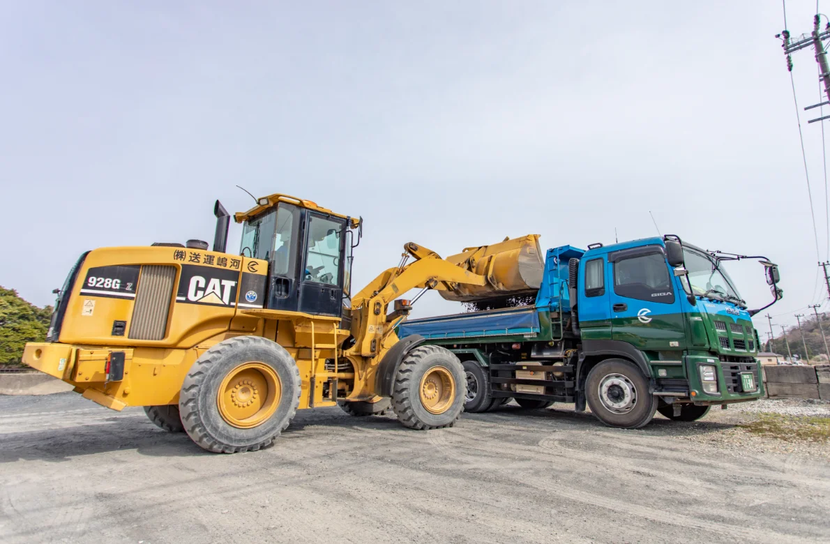 建設現場での車両作業